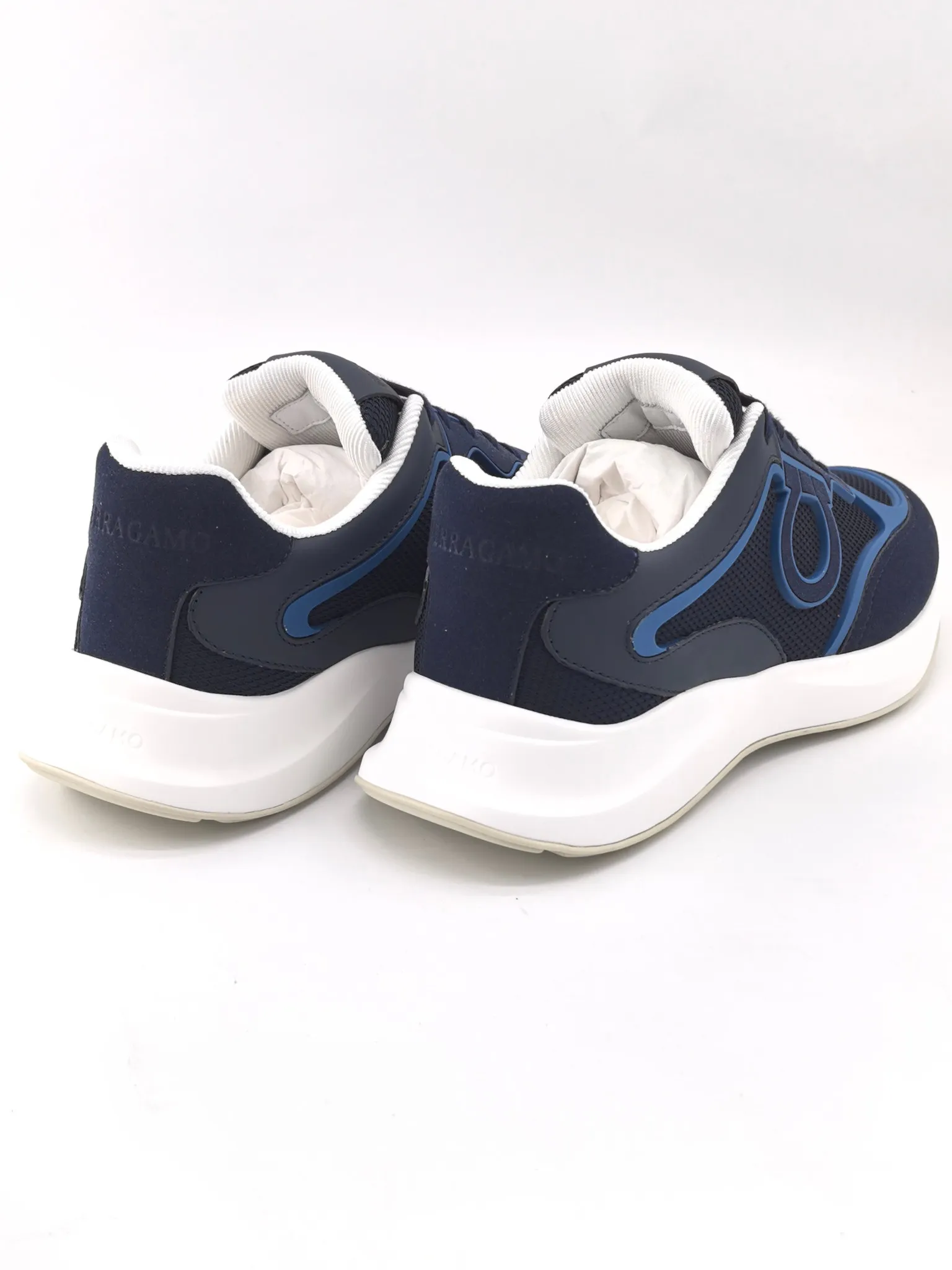 [Ferragamo] Top P: 740💰 Size: 39~44 (38 45 custom-made, non-refundable) 2025 Ferragamo men's new casual sports shoes, sports fashion charm, classic matching colors, elegant style and casual charm complement each other, showing urban fashion style. Rich colors interweave with modern charm, and simple lines outline the silhouette of the bag, interpreting casual aesthetics. Imported calfskin + first layer suede + TPU outsole